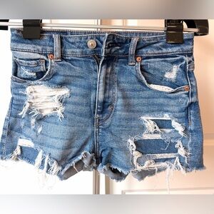 American Eagle Mom Shorts Size 2 Distressed High Rise Light Wash